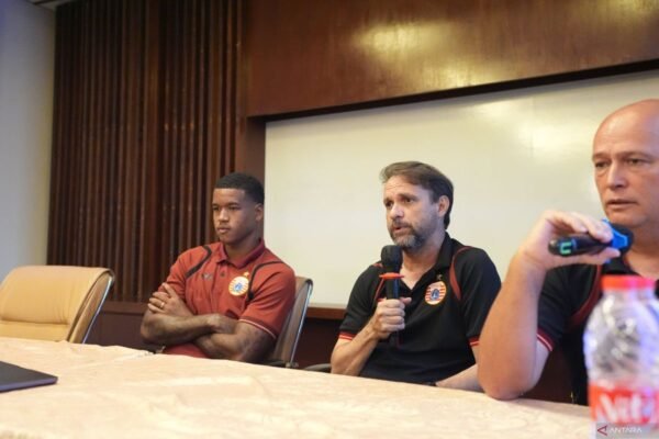 Tentu! Berikut adalah beberapa alternatif judul untuk "Mauricio Souza nilai semua pemain Dewa United harus diwaspadai":

1. "Mauricio Souza: Semua Pemain Dewa United Perlu Diperhitungkan"
2. "Mauricio Souza: Waspadai Potensi Setiap Pemain Dewa United"
3. "Mauricio Souza: Perhatian Khusus untuk Seluruh Pemain Dewa United"
4. "Mauricio Souza: Setiap Pemain Dewa United Layak Diwaspadai"
5. "Mauricio Souza Mengingatkan: Semua Pemain Dewa United Harus Diwaspadai"

Silakan pilih salah satu atau gunakan kombinasi dari beberapa ide di atas!