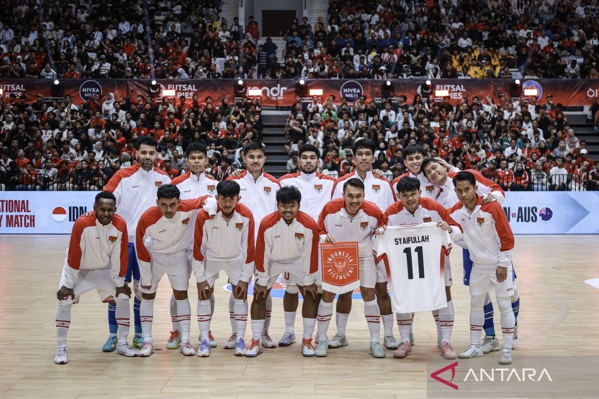 Berikut beberapa alternatif judul untuk "20 Pemain Futsal Dipanggil Jalani Pelatnas SEA Games 2025":

1. "20 Pemain Futsal Terpilih untuk Pelatnas SEA Games 2025"
2. "Daftar 20 Pemain Futsal yang Dipanggil untuk Pelatnas SEA Games 2025"
3. "20 Atlet Futsal Siap Ikuti Pelatnas Menyambut SEA Games 2025"
4. "Pelatnas SEA Games 2025: 20 Pemain Futsal Terpilih"
5. "Tim Futsal Nasional: 20 Pemain Dipilih untuk Pelatnas SEA Games 2025"
6. "Persiapan SEA Games 2025: 20 Pemain Futsal Dipanggil untuk Pelatnas"
7. "Futsal SEA Games 2025: Pemanggilan 20 Pemain untuk Pelatnas"
8. "20 Bintang Futsal Indonesia Bergabung dalam Pelatnas SEA Games 2025"
9. "Tim Futsal Indonesia Menyusun Strategi: 20 Pemain Dipanggil untuk Pelatnas"
10. "Toward SEA Games 2025: 20 Pemain Futsal Memulai Pelatnas"
11. "Pelatnas Futsal untuk SEA Games 2025: Siapakah 20 Pemain yang Terpilih?"
12. "Futsal SEA Games 2025: 20 Pemain Resmi Mulai Pelatnas"
13. "Menghadapi SEA Games 2025, 20 Pemain Futsal Dipanggil untuk Pelatnas"
14. "Pelatnas SEA Games 2025 Dimulai dengan Pemanggilan 20 Pemain Futsal"
15. "20 Pemain Futsal Terpilih Masuki Pelatnas Menuju SEA Games 2025"
16. "Persiapan SEA Games 2025: 20 Pemain Futsal Bergabung dalam Pelatnas"
17. "21 Pemain Futsal Siap Berjuang di Pelatnas untuk SEA Games 2025"
18. "20 Pemain Futsal untuk Pelatnas: Membentuk Tim Menuju SEA Games 2025"
19. "20 Pemain Bintang Futsal Indonesia Dipastikan Ikut Pelatnas SEA Games 2025"
20. "Pelatnas Futsal SEA Games 2025: Siap dengan 20 Pemain Terpilih